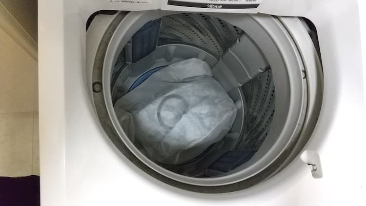 洗濯ネットに入れて洗濯機で洗うところ