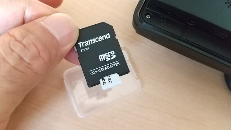 micro SDアダプタにmicro SDカードを挿したところ